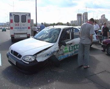 ДТП на Московському мосту: розбилися шість машин (фоторепортаж)