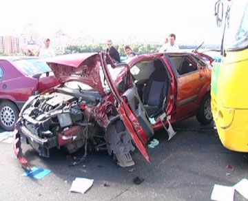 ДТП на Московському мосту: розбилися шість машин (фоторепортаж)