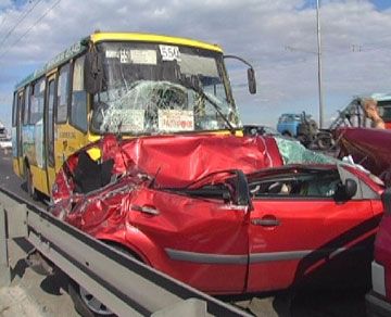 ДТП на Московському мосту: розбилися шість машин (фоторепортаж)