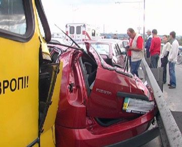 ДТП на Московському мосту: розбилися шість машин (фоторепортаж)