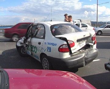 ДТП на Московському мосту: розбилися шість машин (фоторепортаж)