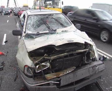 ДТП на Московському мосту: розбилися шість машин (фоторепортаж)