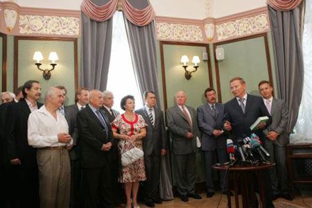 Лідер «Партії Зелених» Віталій Кононов, народний депутат Ігор Юхновський, екс-секретар РНБО Володимир Горбулін, екс-міністр з питань сім`ї та молоді Валентина Довженко, екс-віце-прем`єр-міністр Володимир Семиноженко, ректор Київського національного університету Віктор Скопенко, віце-прем`єр-міністр Олександр Кузьмук та екс-президент України Леонід Кучма під час презентації нової книги Кучми «Після Майдану» в Києві, 21 червня 2007 р.