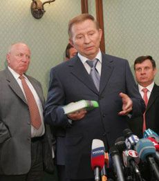 Президент Союза ректоров высших учебных заведений Украины, ректор Киевского национального университета им. Тараса Шевченко Виктор Скопенко, экс-президент Леонид Кучма, первый заместитель председателя Верховной Рады Адам Мартынюк во время презентации новой книги Кучмы «После Майдана» в Киеве, 21 июня 2007 г.