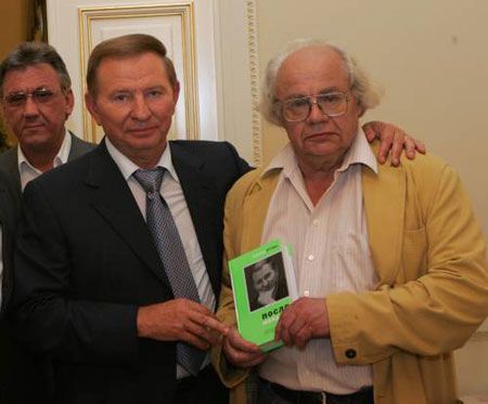 Екс-президент України Леонід Кучма та народний депутат, поет та письменник Іван Драч під час презентації нової книги Кучми «Після Майдану» в Києві, 21 червня 2007 р.