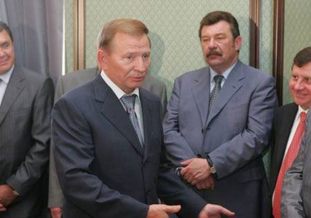 Екс-віце-прем`єр-міністр Володимир Семиноженко, екс-президент Леонід Кучма, віце-прем`єр-міністр Олександр Кузьмук та перший заступник голови Верховної Ради Адам Мартинюк під час презентації нової книги Кучми «Після Майдану» в Києві, 21 червня 2007 р.