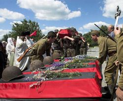 У селі Борщів Київської області відбувається церемонія перепоховання останків воїнів, загиблих у другій світовій війні. 21 червня