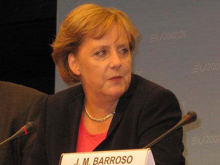 Канцлер Германии, председательствующей в ЕС Ангела МЕРКЕЛЬ: изменение Соглашений ЕС открывает путь к последующему расширению Евросоюза. 