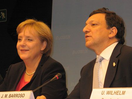 Президент Еврокомиссии Жозе Мануэль БАРРОЗУ поздравил Ангелу МЕРКЕЛЬ с успешным завершением переговоров об изменении Соглашений ЕС