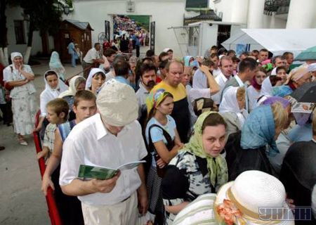 Кияни вишикувалися у довжелезні черги до Святого Луки (фоторепортаж)