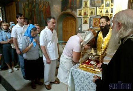 Кияни вишикувалися у довжелезні черги до Святого Луки (фоторепортаж)