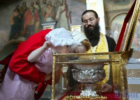 Кияни вишикувалися у довжелезні черги до Святого Луки (фоторепортаж)