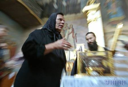 Кияни вишикувалися у довжелезні черги до Святого Луки (фоторепортаж)