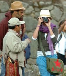 Камерон Диаз оскорбила перуанцев своей сумкой (фото)