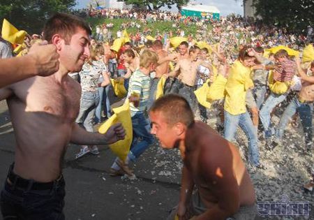 В Киеве сотня людей мутузила друг друга подушками (фоторепортаж)