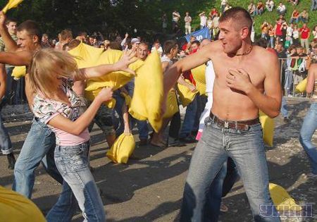 В Киеве сотня людей мутузила друг друга подушками (фоторепортаж)