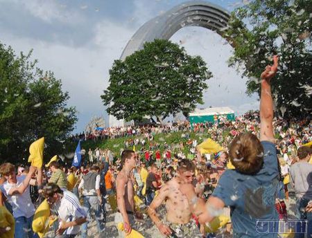 В Киеве сотня людей мутузила друг друга подушками (фоторепортаж)