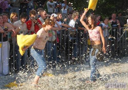 В Киеве сотня людей мутузила друг друга подушками (фоторепортаж)