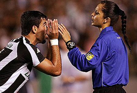 Съемки в Playboy поставили крест на карьере футбольного арбитра (фото)