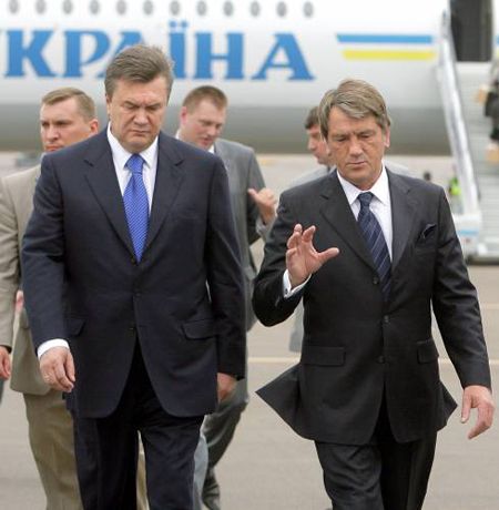 Президент Украины Виктор Ющенко и премьер-министр Виктор Янукович разговаривают во время встречи в аэропорту “Борисполь”, 26 июня 2007 г. Встреча началась сразу после прилета Ющенко из Стамбула