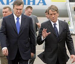 Виктор Ющенко и Виктор Янукович разговаривают во время встречи в аэропорту “Борисполь”. 26 июня