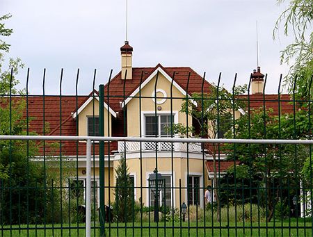 Як живеться віце-прем`єру Табачнику (фоторепортаж з Конча-Заспи)