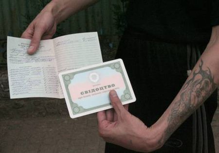 Учні вечірньої школи у виправній колонії. Раніше засуджені здобували середню освіту тільки шляхом екстернатури, а нинішнього року навчалися, як і інші школярі: відвідували уроки, виконували домашні завдання, отримували оцінки