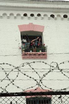 Учні вечірньої школи у виправній колонії. Раніше засуджені здобували середню освіту тільки шляхом екстернатури, а нинішнього року навчалися, як і інші школярі: відвідували уроки, виконували домашні завдання, отримували оцінки