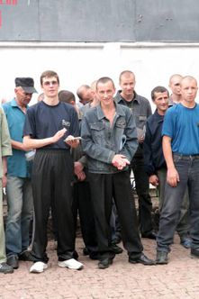 Учні вечірньої школи у виправній колонії. Раніше засуджені здобували середню освіту тільки шляхом екстернатури, а нинішнього року навчалися, як і інші школярі: відвідували уроки, виконували домашні завдання, отримували оцінки