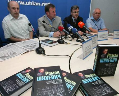 Професор Володимир Сергійчук; голова правління Інституту національного державознавства Михайло Ратушний; заступник начальника Державного архіву СБУ Сергій Кокін та консультант Державного архіву СБУ Станіслав Сердюк презентують перший том книги ”Роман Шухевич. В документах радянських спецслужб”.