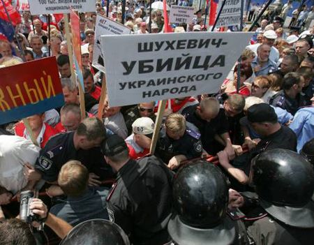 Марш-протест активістів Прогресивної соціалістичної партії України проти святкування 100-річчя Головнокомандувача УПА Романа Шухевича в Києві, 30 червня 2007 р.