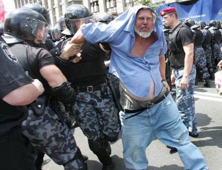 Марш-протест активістів Прогресивної соціалістичної партії України проти святкування 100-річчя Головнокомандувача УПА Романа Шухевича в Києві, 30 червня 2007 р.