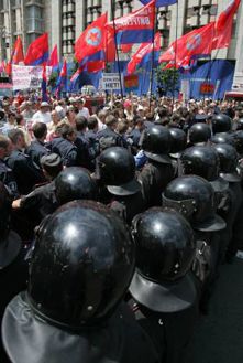 Марш-протест активістів Прогресивної соціалістичної партії України проти святкування 100-річчя Головнокомандувача УПА Романа Шухевича в Києві, 30 червня 2007 р.