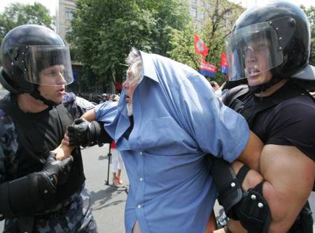 Марш-протест активістів Прогресивної соціалістичної партії України проти святкування 100-річчя Головнокомандувача УПА Романа Шухевича в Києві, 30 червня 2007 р.