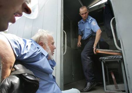 Марш-протест активістів Прогресивної соціалістичної партії України проти святкування 100-річчя Головнокомандувача УПА Романа Шухевича в Києві, 30 червня 2007 р.