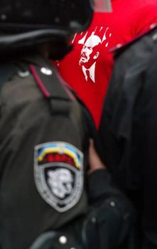 Марш-протест активістів Прогресивної соціалістичної партії України проти святкування 100-річчя Головнокомандувача УПА Романа Шухевича в Києві, 30 червня 2007 р.