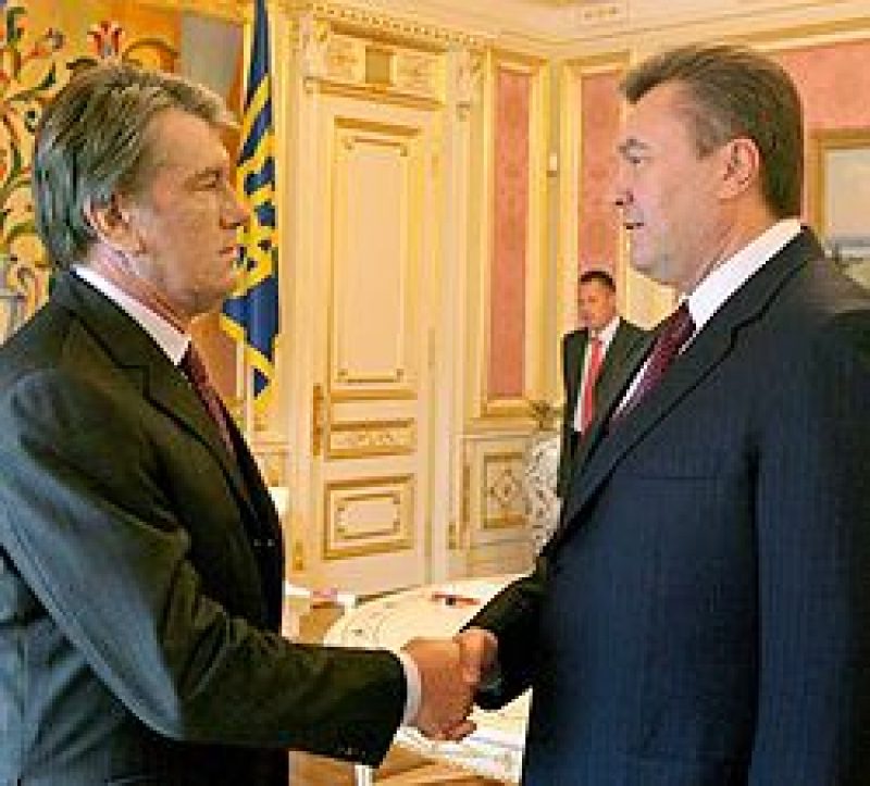 Виктор Ющенко и Виктор Янукович здороваются во время встречи. Киев, 20 июня