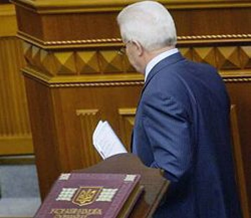 Александр Мороз покидает трибуну после закрытия сессии Верховной Рады. Киев, 27 июня