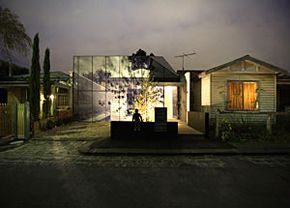 Австралійський архітектор Йон Клементс виконав вимогу адміністрації селища Richmond Hill про збереження старовинного стилю будинків, збудувавши віртуальний особняк, за фасадом якого він заховав звичайний сучасний двоповерховий будинок