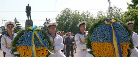 Президент Украины Виктор Ющенко и министр обороны Анатолий Гриценко на церемонии возложения цветов к Мемориальной стены в честь героической обороны Севастополя 1941-1942 гг.
