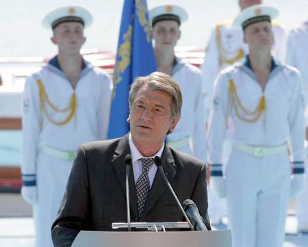 Президент України Віктор Ющенко виступає на церемонії святкування 15-ї річниці Військово-Морських Сил України в Севастополі