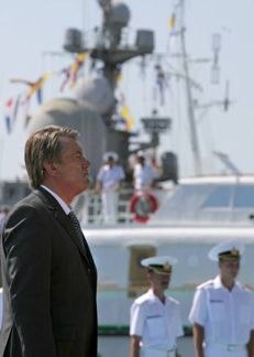 Віктор Ющенко оглядає кораблі, озброєння і військову техніку Військово-морських сил під час святкування 15-ї річниці ВМС України 