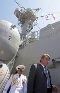 Президент України Віктор Ющенко і командувач ВМС віце-адмірал Ігор Тенюх оглядають кораблі, озброєння і військову техніку Військово-морських сил ОСУ під час святкування 15-ї річниці ВМС України