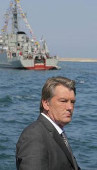 Віктор Ющенко оглядає кораблі, озброєння і військову техніку Військово-морських сил під час святкування 15-ї річниці ВМС України