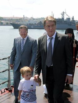 Віктор Ющенко з сином Тарасом і міністр оборони Анатолій Гриценко оглядають кораблі, озброєння і військову техніку Військово-морських сил під час святкування 15-ї річниці ВМС України