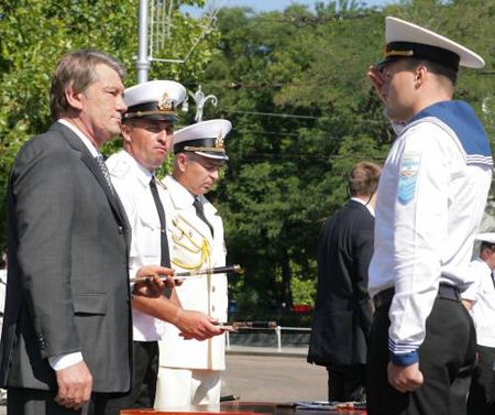 Президент України Віктор Ющенко вручає офіцерський кортик випускникові Севастопольського військово-морського інституту ім. П. Нахімова 