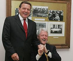 Герхард Шредер и Билл Клинтон позируют фотографу во время четвертой Ялтинской  ежегодной встречи. 29 июня