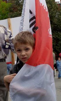 Мальчик держит флаг БЮТ во время акции протеста против утверждения на сессии городского совета новой редакции Устава общины Харькова у здания городского совета, 4 июля 2007 г.