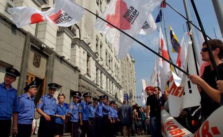 Активисты БЮТ и работники милиции во время акции протеста против утверждения на сессии городского совета новой редакции Устава общины Харькова у здания горсовета, 4 июля 2007 г.