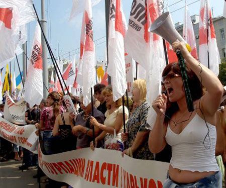 Активисты БЮТ во время акции протеста против утверждения на сессии городского совета новой редакции Устава общины Харькова у здания городского совета, 4 июля 2007 г.